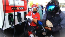 Petugas melayani pengisian bahan bakar minyak nonsubsidi Petamax kepada pengendara sepeda motor di SPBU.