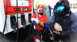 Petugas melayani pengisian bahan bakar minyak nonsubsidi Petamax kepada pengendara sepeda motor di SPBU.