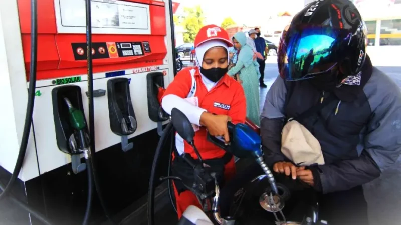 Petugas melayani pengisian bahan bakar minyak nonsubsidi Petamax kepada pengendara sepeda motor di SPBU.