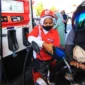 Petugas melayani pengisian bahan bakar minyak nonsubsidi Petamax kepada pengendara sepeda motor di SPBU.