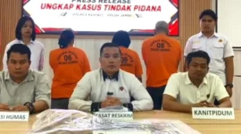 Kasat Reskrim Polres Kerinci, AKP Very Prasetyawan saat Perss Release Tiga Pelaku Perampokan Emas Rp75 Juta.