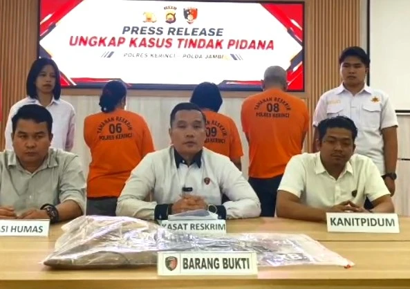 Kasat Reskrim Polres Kerinci, AKP Very Prasetyawan saat Perss Release Tiga Pelaku Perampokan Emas Rp75 Juta.