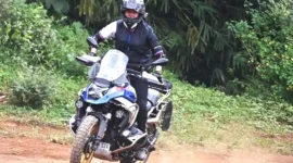 Sepeda motor dengan tangki besar. Medcom