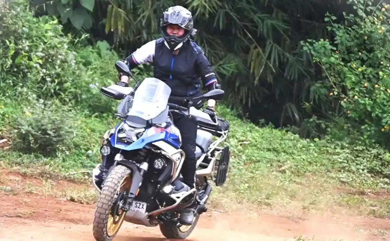Sepeda motor dengan tangki besar. Medcom