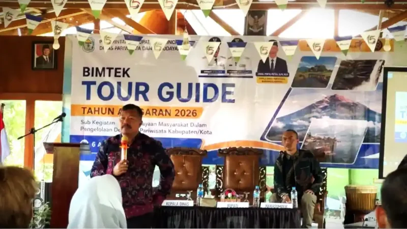 Bupati Kerinci Monadi saat Menyampaikan Sambutan Pada Pembukaan Bimtek Tour Gide.