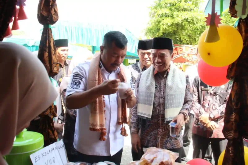 Bupati Kerinci Monadi, bersama Kakankemenag Kerinci Pahrizal saat Kegiatan Harlah ke-89, Pensi dan Expo IX MTsN 6 Kerinci.