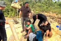 Dua Pemuda Pelaku Peti di Tanah Pemkab Merangin Diamankan Polres Merangin. (Foto: Humas Polres Merangin)