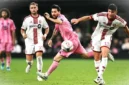 Lionel Messi, berusaha merebut bola dari Benjamín Kuscevic, dalam pertandingan Inter Miami CF dan Toronto FC di Nu Stadium, Miami, Florida, pada 22 Agustus 2026.(AFP/CHANDAN KHANNA)