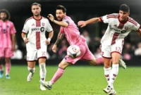 Lionel Messi, berusaha merebut bola dari Benjamín Kuscevic, dalam pertandingan Inter Miami CF dan Toronto FC di Nu Stadium, Miami, Florida, pada 22 Agustus 2026.(AFP/CHANDAN KHANNA)