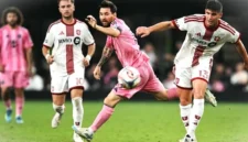 Lionel Messi, berusaha merebut bola dari Benjamín Kuscevic, dalam pertandingan Inter Miami CF dan Toronto FC di Nu Stadium, Miami, Florida, pada 22 Agustus 2026.(AFP/CHANDAN KHANNA)