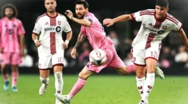 Lionel Messi, berusaha merebut bola dari Benjamín Kuscevic, dalam pertandingan Inter Miami CF dan Toronto FC di Nu Stadium, Miami, Florida, pada 22 Agustus 2026.(AFP/CHANDAN KHANNA)