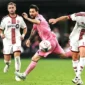 Lionel Messi, berusaha merebut bola dari Benjamín Kuscevic, dalam pertandingan Inter Miami CF dan Toronto FC di Nu Stadium, Miami, Florida, pada 22 Agustus 2026.(AFP/CHANDAN KHANNA)