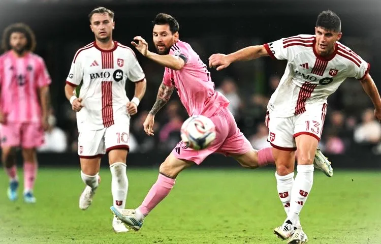 Lionel Messi, berusaha merebut bola dari Benjamín Kuscevic, dalam pertandingan Inter Miami CF dan Toronto FC di Nu Stadium, Miami, Florida, pada 22 Agustus 2026.(AFP/CHANDAN KHANNA)