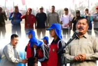 Kolase Bupati Kerinci Monadi saat Memimpin Gerakan Pembagian Bendera Merah Putih dan Pelepasan Paskibraka Kerinci yang Akan Bertugas di Provinsi Jambi.