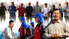 Kolase Bupati Kerinci Monadi saat Memimpin Gerakan Pembagian Bendera Merah Putih dan Pelepasan Paskibraka Kerinci yang Akan Bertugas di Provinsi Jambi.