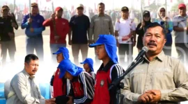Kolase Bupati Kerinci Monadi saat Memimpin Gerakan Pembagian Bendera Merah Putih dan Pelepasan Paskibraka Kerinci yang Akan Bertugas di Provinsi Jambi.