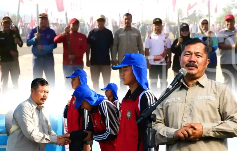Kolase Bupati Kerinci Monadi saat Memimpin Gerakan Pembagian Bendera Merah Putih dan Pelepasan Paskibraka Kerinci yang Akan Bertugas di Provinsi Jambi.