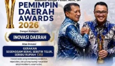 Kolase Foto – Wali Kota Sungai Penuh Alfin, saat Menerima Penghargaan Pemimpin Daerah Award.