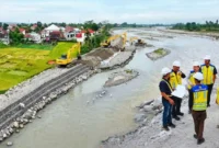 BWS Sumatera VI saat Meninjau Progres Pengerjaan Pengendalian Banjir Sungai Batang Merao.