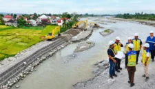 BWS Sumatera VI saat Meninjau Progres Pengerjaan Pengendalian Banjir Sungai Batang Merao.