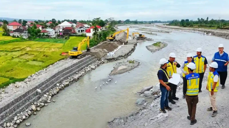 BWS Sumatera VI saat Meninjau Progres Pengerjaan Pengendalian Banjir Sungai Batang Merao.