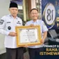 Wakil Walikota Sungai Penuh, Azhar Hamzah, bersama Kabag Hukum Setda Alon Irawan usai Menerima Penghargaan Predikat Istimewa IRH Tahun 2026.
