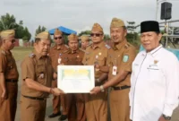 Penyerahan Penghargaan kepada Dinas Kesehatan Kerinci atas Apresiasi Zakat Terbanyak. (Foto: Kominfo Kerinci)