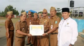Penyerahan Penghargaan kepada Dinas Kesehatan Kerinci atas Apresiasi Zakat Terbanyak. (Foto: Kominfo Kerinci)