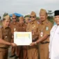 Penyerahan Penghargaan kepada Dinas Kesehatan Kerinci atas Apresiasi Zakat Terbanyak. (Foto: Kominfo Kerinci)