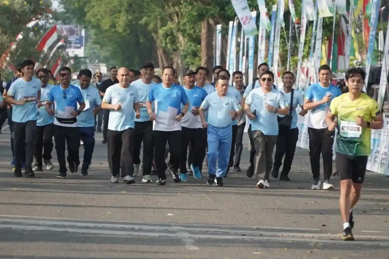 Gubernur Jambi Dr. H. Al Haris, S.Sos., M.H., bersama Kapolda Jambi, Ketua DPRD Provinsi Jambi dan para Bupati dan Wali Kota se-Provinsi Jambi saat mengikuti Presisi Merdeka Run 2026.