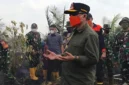 Gubernur Jambi Al Haris saat turun Langsung Padamkan Karhutla di Muaro Jambi.