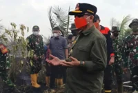 Gubernur Jambi Al Haris saat turun Langsung Padamkan Karhutla di Muaro Jambi.