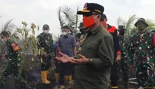 Gubernur Jambi Al Haris saat turun Langsung Padamkan Karhutla di Muaro Jambi.