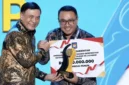 Menteri Koordinator Bidang Politik dan Keamanan RI Jenderal TNI (Purn.) Djamari Chaniago menyerahkan penghargaan kepada Wali Kota Sungai Penuh Alfin, S.H.
