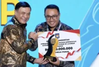 Menteri Koordinator Bidang Politik dan Keamanan RI Jenderal TNI (Purn.) Djamari Chaniago menyerahkan penghargaan kepada Wali Kota Sungai Penuh Alfin, S.H.