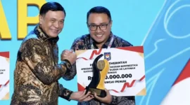 Menteri Koordinator Bidang Politik dan Keamanan RI Jenderal TNI (Purn.) Djamari Chaniago menyerahkan penghargaan kepada Wali Kota Sungai Penuh Alfin, S.H.