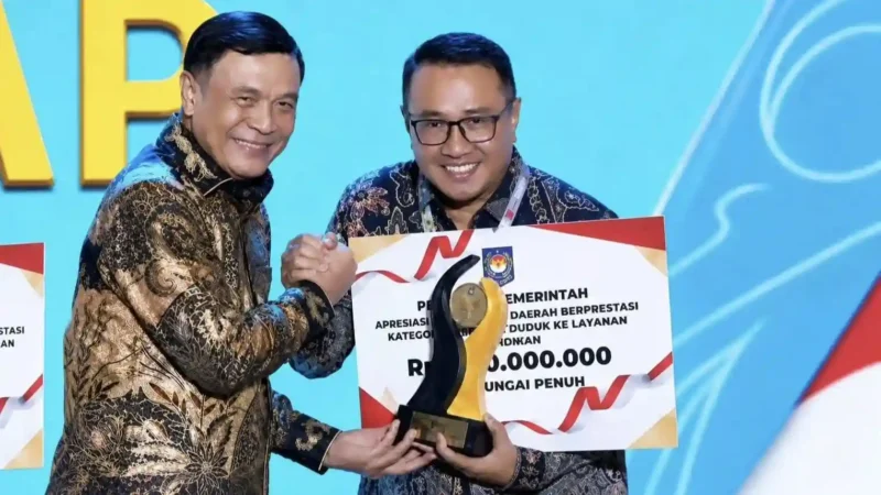 Menteri Koordinator Bidang Politik dan Keamanan RI Jenderal TNI (Purn.) Djamari Chaniago menyerahkan penghargaan kepada Wali Kota Sungai Penuh Alfin, S.H.