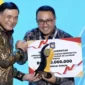 Menteri Koordinator Bidang Politik dan Keamanan RI Jenderal TNI (Purn.) Djamari Chaniago menyerahkan penghargaan kepada Wali Kota Sungai Penuh Alfin, S.H.