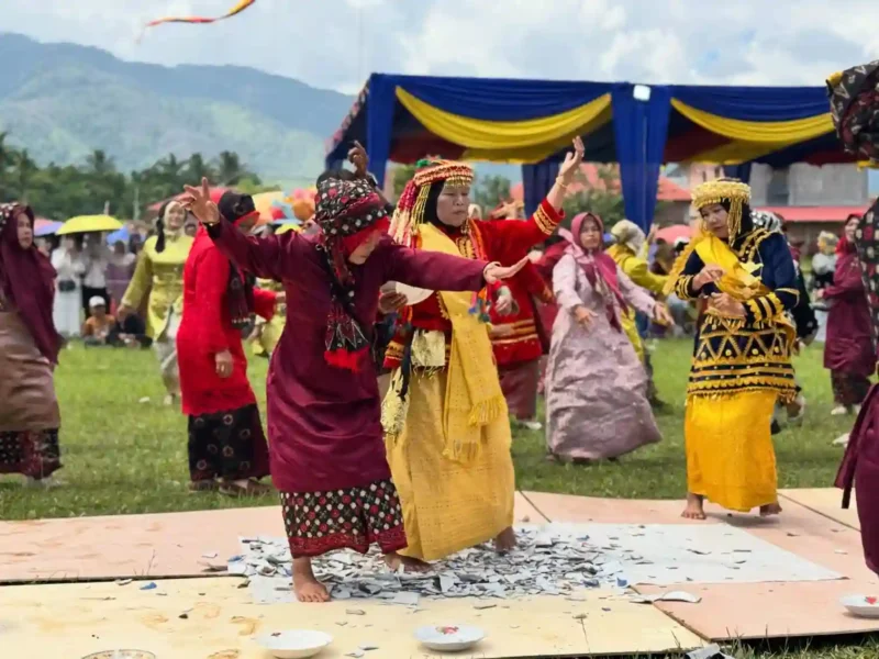 Tarian saat Kenduri SKO Belui. (Foto: FB @Milenial Monadi)
