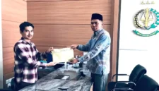 Anggota DPRD Kota Sungai Penuh Fahrudin, saat Membayar Denda Kasus Perusakan Bollard. ist