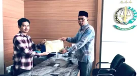 Anggota DPRD Kota Sungai Penuh Fahrudin, saat Membayar Denda Kasus Perusakan Bollard. ist