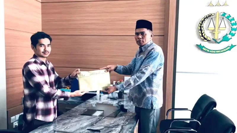 Anggota DPRD Kota Sungai Penuh Fahrudin, saat Membayar Denda Kasus Perusakan Bollard. ist