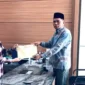 Anggota DPRD Kota Sungai Penuh Fahrudin, saat Membayar Denda Kasus Perusakan Bollard. ist
