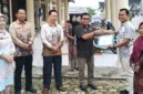Kadis Kesehatan H. Hermendizal Menyerahkan Penghargaan Kepada Pegawai Teladan. ist