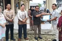 Kadis Kesehatan H. Hermendizal Menyerahkan Penghargaan Kepada Pegawai Teladan. ist