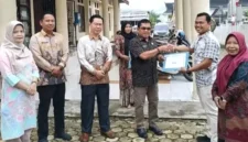 Kadis Kesehatan H. Hermendizal Menyerahkan Penghargaan Kepada Pegawai Teladan. ist