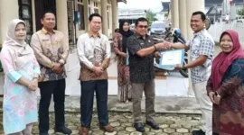 Kadis Kesehatan H. Hermendizal Menyerahkan Penghargaan Kepada Pegawai Teladan. ist