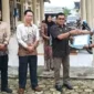 Kadis Kesehatan H. Hermendizal Menyerahkan Penghargaan Kepada Pegawai Teladan. ist