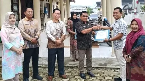 Kadis Kesehatan H. Hermendizal Menyerahkan Penghargaan Kepada Pegawai Teladan. ist