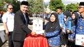 Wali Kota Sungai Penuh, Alfin, saat Penyerahan SK PPPK  Kota Sungai Penuh.